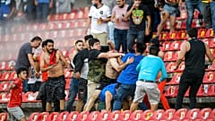 Aficionados se enfrentan durante un partido de la liga mexicana de fútbol entre el anfitrión Querétaro y el Atlas de Guadalajara, 5/3/2022, Querétaro, México,