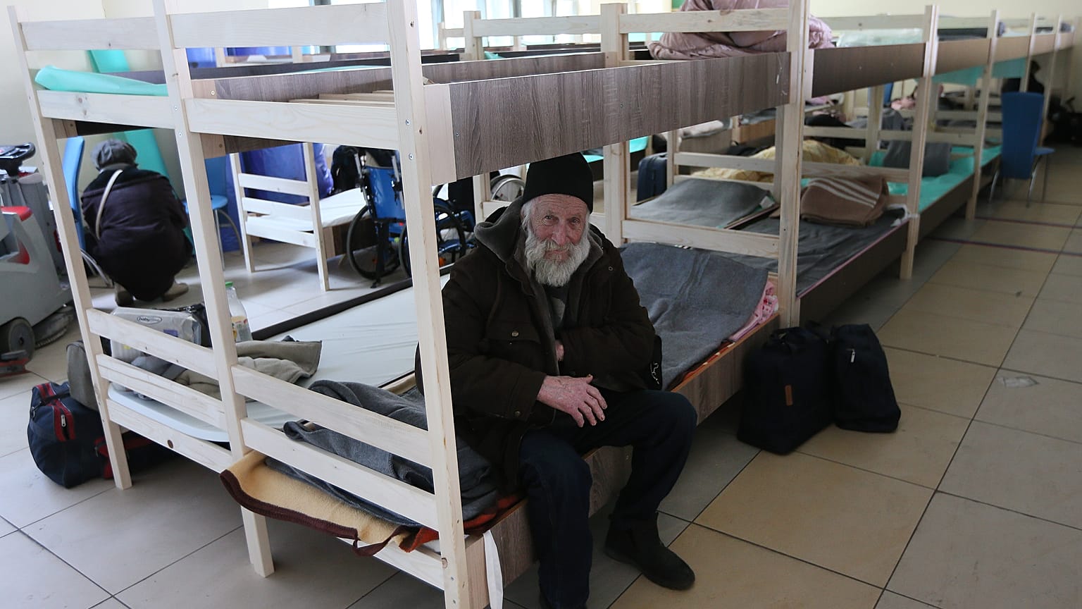 Mann in Flüchtlingsunterkunft in ukrainischer Stadt Lwiw (Aufnahme vom 25. März 22)