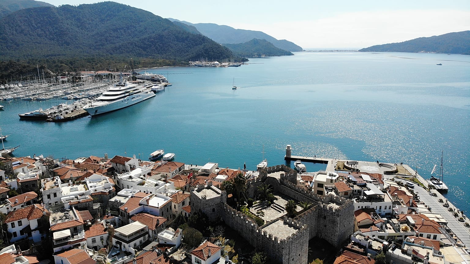 Rus oligark Roman Abramoviç'in Marmaris Yat Lİmanı'na demirleyen yatı