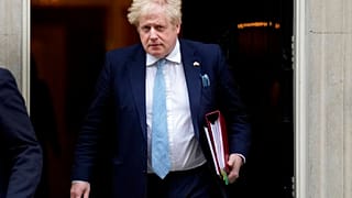 Boris Johnson kilép a Downing Street 10 épületéből