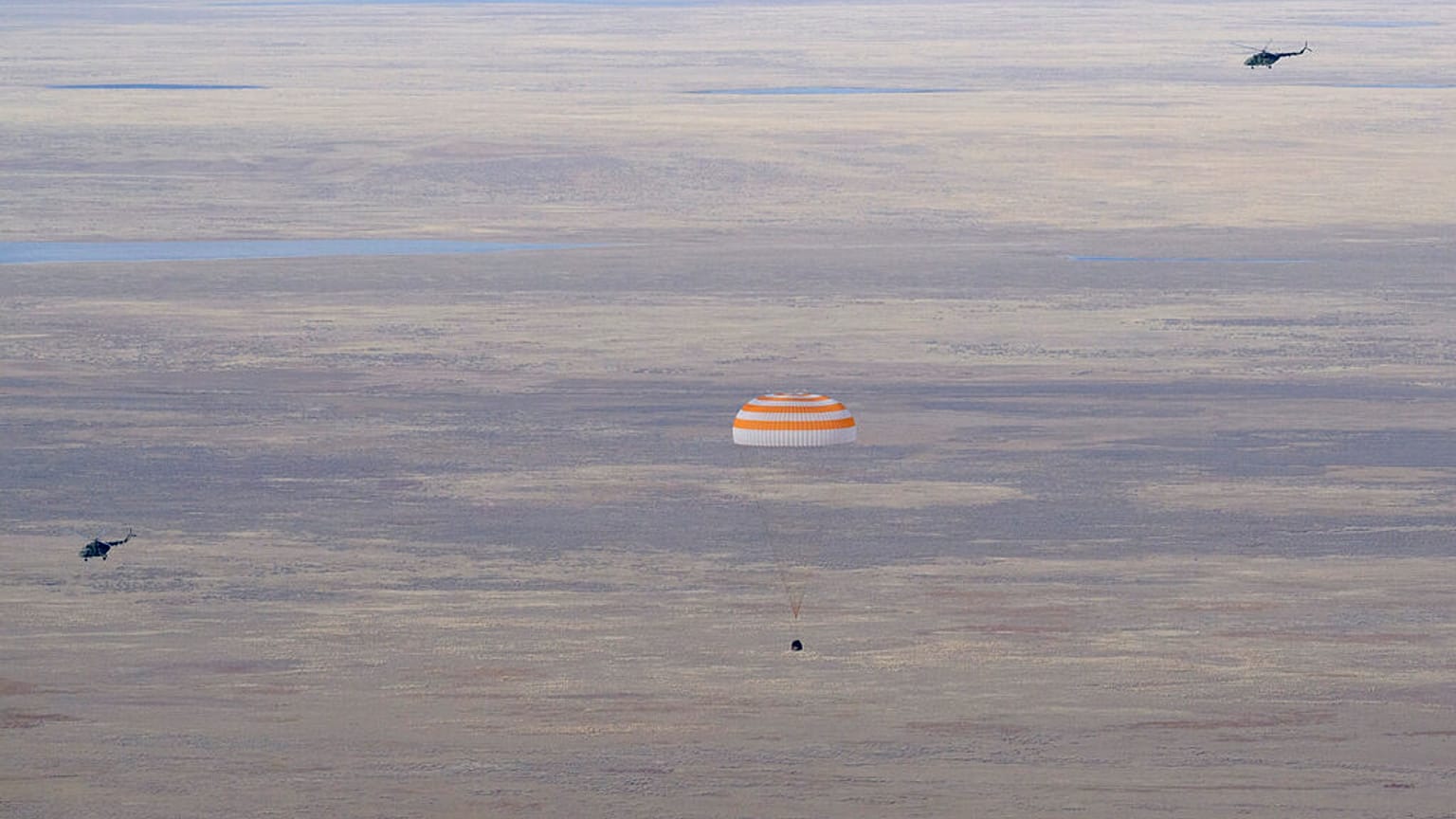 La navicella spaziale Soyuz MS-19 mentre atterra in un'area remota vicino alla città di Zhezkazgan, Kazakistan 