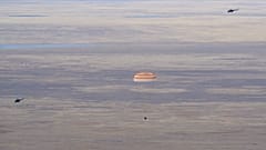 La navicella spaziale Soyuz MS-19 mentre atterra in un'area remota vicino alla città di Zhezkazgan, Kazakistan 