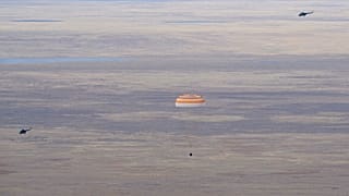 La navicella spaziale Soyuz MS-19 mentre atterra in un'area remota vicino alla città di Zhezkazgan, Kazakistan 