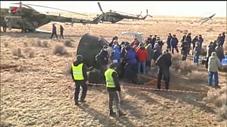 Американский астронавт-рекордсмен и 2 российских космонавта возвращаются на Землю с Международной космической станции, совершая посадку в Казахстане в капсуле «Союз». 