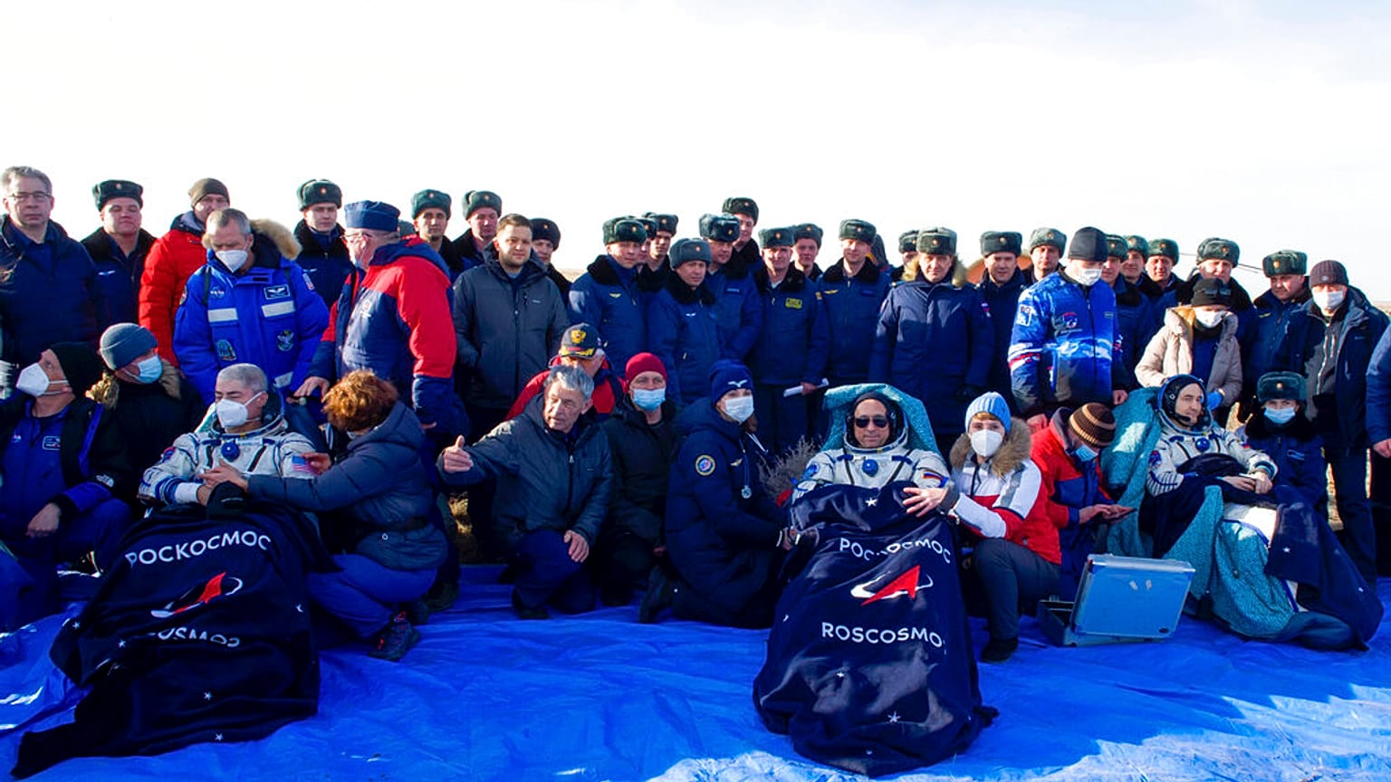 Astronauta norte-americano e cosmonautas russos de regresso à Terra
