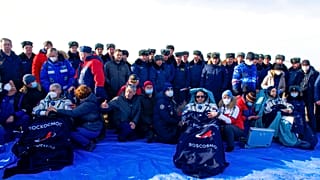 Astronauta norte-americano e cosmonautas russos de regresso à Terra