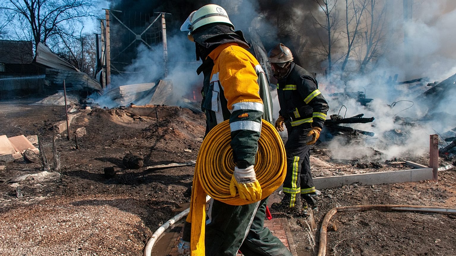 Feuerwehreinsatz im Kriegsgebiet in Charkiw (Aufnahme vom 25. März 22)