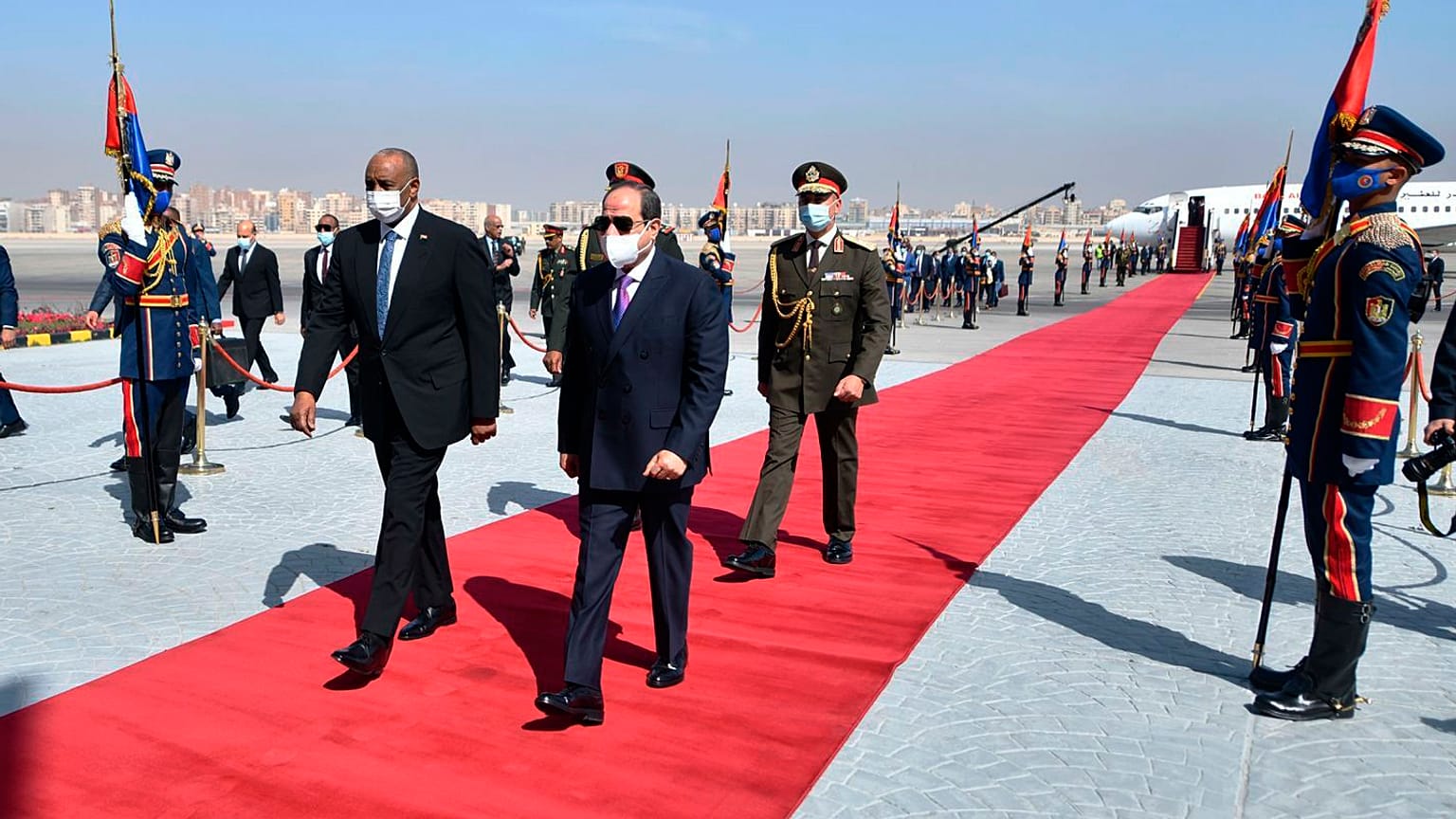 اللواء عبد الفتاح البرهان رئيس مجلس السيادة قائد الجيش السوداني مع الرئيس المصري عبد الفتاح السيسي  في القاهرة. 2022/03/30