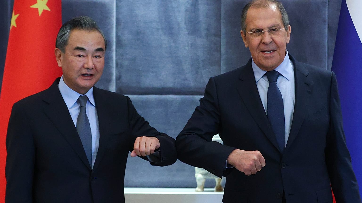 Министры иностранных дел Китая и России Ван И и Сергей Лавров на саммите стран ОДКБ в Душанбе. Сентябрь 2021 года