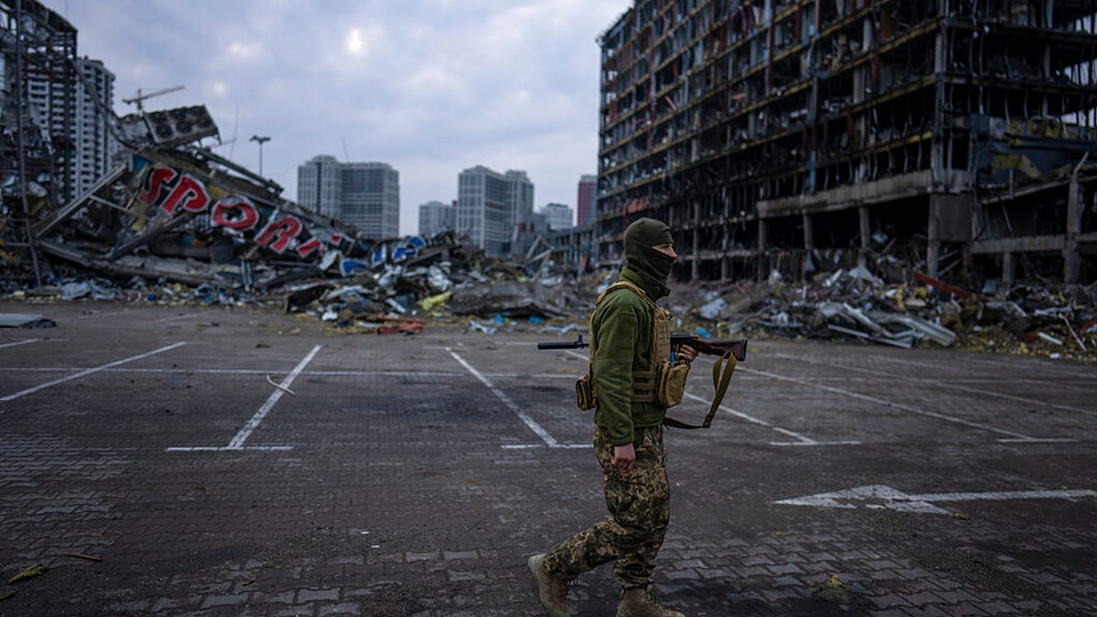 Un soldado camina en medio de la destrucción causada tras el bombardeo de un centro comercial el pasado 21 de marzo en Kiev, Ucrania