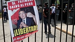 Una foto del ex presidente peruano Alberto Fujimori cuelga fuera de la cárcel donde Fujimori está detenido en Lima, Perú, 29/3/2022.