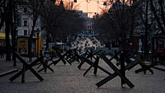 Defensas instaladas en una céntrica calle de Odesa (Ucrania).
