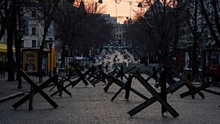 Defensas instaladas en una céntrica calle de Odesa (Ucrania).