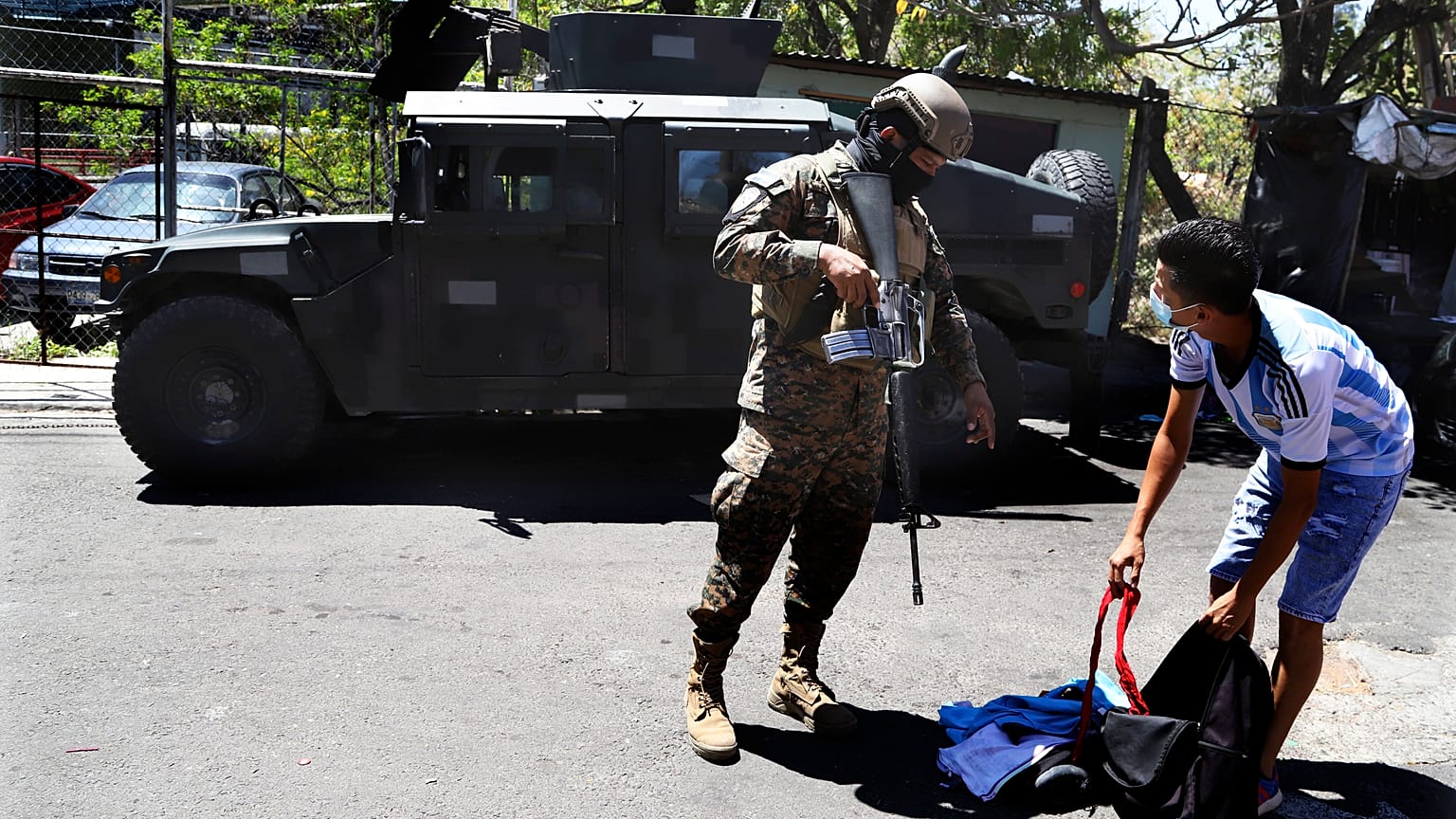 Control del Ejército salvadoreño en un barrio de San Salvador.