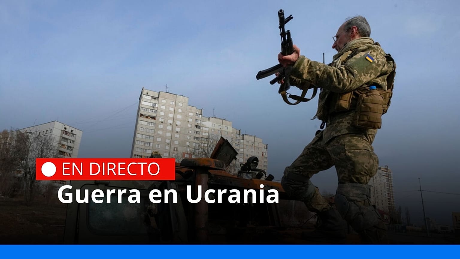 Un soldado ucraniano sobre un vehículo blindado ruso destruido tras una reciente batalla en Járkov