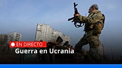 Un soldado ucraniano sobre un vehículo blindado ruso destruido tras una reciente batalla en Járkov