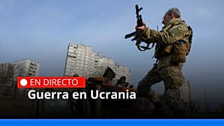 Un soldado ucraniano sobre un vehículo blindado ruso destruido tras una reciente batalla en Járkov