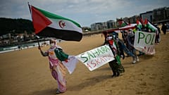  مسيرة للصحراويين على طول شاطئ كونشا لدعم إبراهيم غالي زعيم جبهة البوليساريو وصحراء حرة في سان سيباستيان شمال إسبانيا 