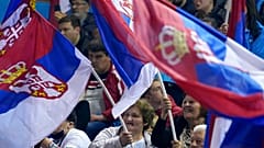Menschen schwenken serbische Flagge