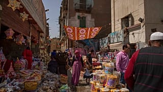 Menschen in Kairo kaufen vor Ramadan ein, 21.04.2020