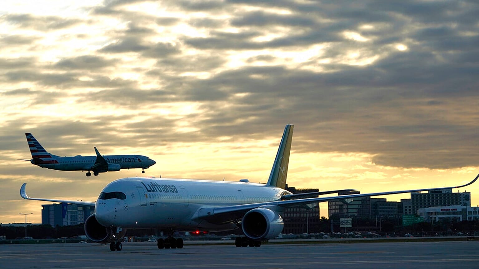 Ein Lufthansa-Flug landet in Miami, 08.11.2021