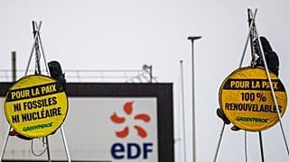 Des activistes de Greenpeace devant l'EPR de Flamanville (31 mars 2022)