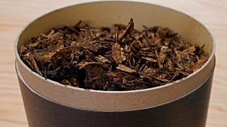 Aux Etats-Unis, l'humusation permet des funérailles plus écologiques ; ici un pot contenant un compost fait à partir d'un défunt par la société Return Home, le 15/09/2021