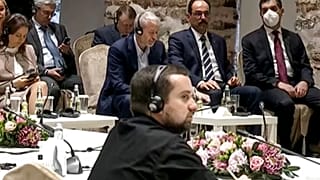 Ο Ρώσος ολιγάρχης Ρομάν Αμπράμοβιτς κατά τη διάρκεια των διαπραγματεύσεων για τον πόλεμο στην Ουκρανία στην Κωνσταντινούπολη