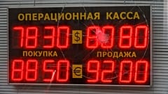 Rublenin euro ve dolar karşısındaki değerini gösteren keranı çatlamış bir tabela