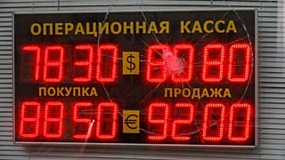 Rublenin euro ve dolar karşısındaki değerini gösteren keranı çatlamış bir tabela