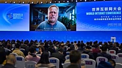 Jevgenyij Kaszperszkij, a cég tulajdonosa videoüzenetben szól egy kínai internetes konferenciához