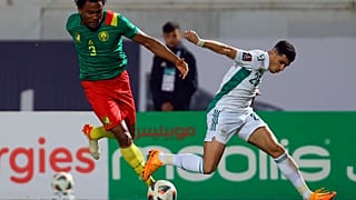 الكاميرون ليندري توامبا يتحدى الجزائري إسماعيل ناصر خلال مباراة أما الكاميرون في البليدة ـ الجزائر. 2022/03/29