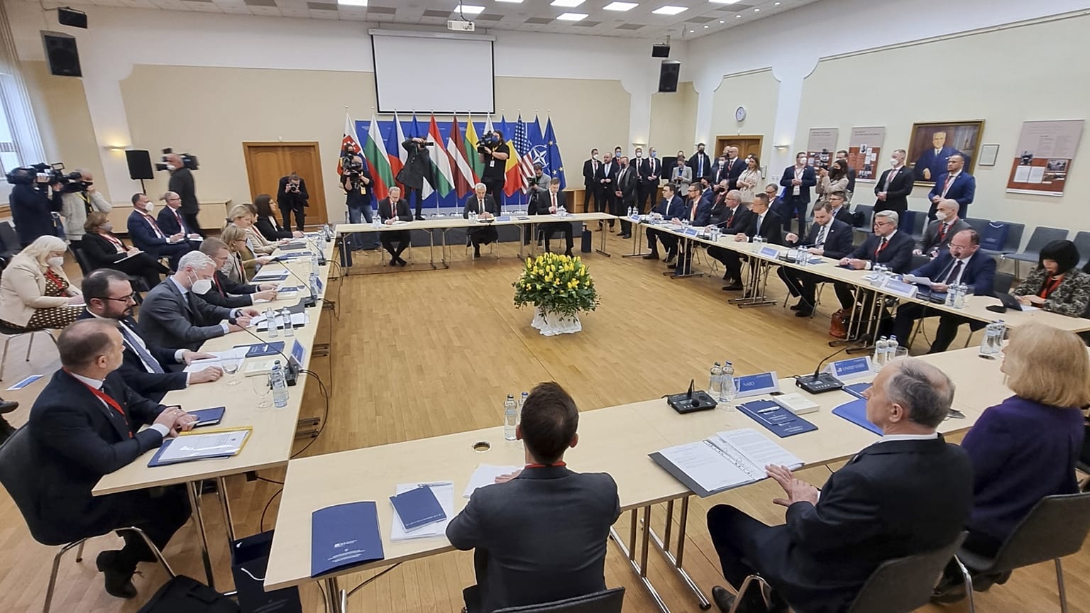 A Bukaresti Kilencek külügyminiszteri találkozójának résztvevői Pozsonyban 