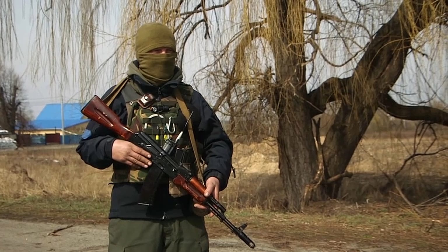 Un soldat ukrainien près de Kyiv, Ukraine.