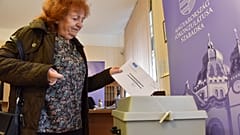 Leadja az április 3-i magyarországi országgyűlési választások levélszavazatát egy nő a szabadkai magyar főkonzulátuson 2022. március 30-án