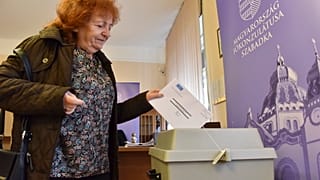 Leadja az április 3-i magyarországi országgyűlési választások levélszavazatát egy nő a szabadkai magyar főkonzulátuson 2022. március 30-án