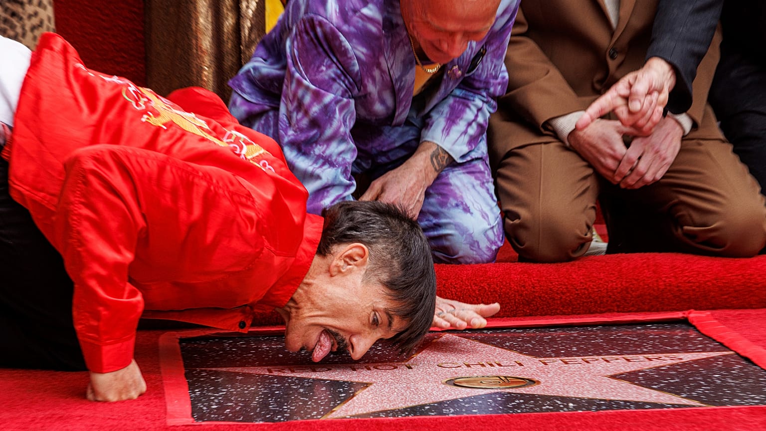 Vocalista Anthony Kiedis, dos RHCP, lambe a estrela do grupo no Passeio da Fama de Hollywood