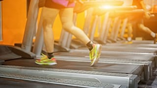 ورزش پیادهروی روی تردمیل