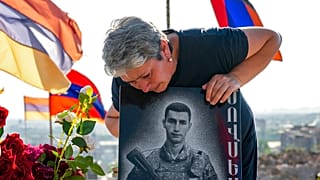 Une mère arménienne sur la tombe de son fils, le 14 juin 2021