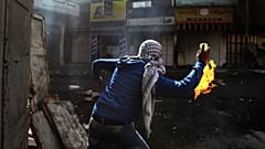 یک فلسطینی در حال پرتاب کوکتل مولووتوف/ آرشیو ۲۰۱۳