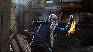 یک فلسطینی در حال پرتاب کوکتل مولووتوف/ آرشیو ۲۰۱۳