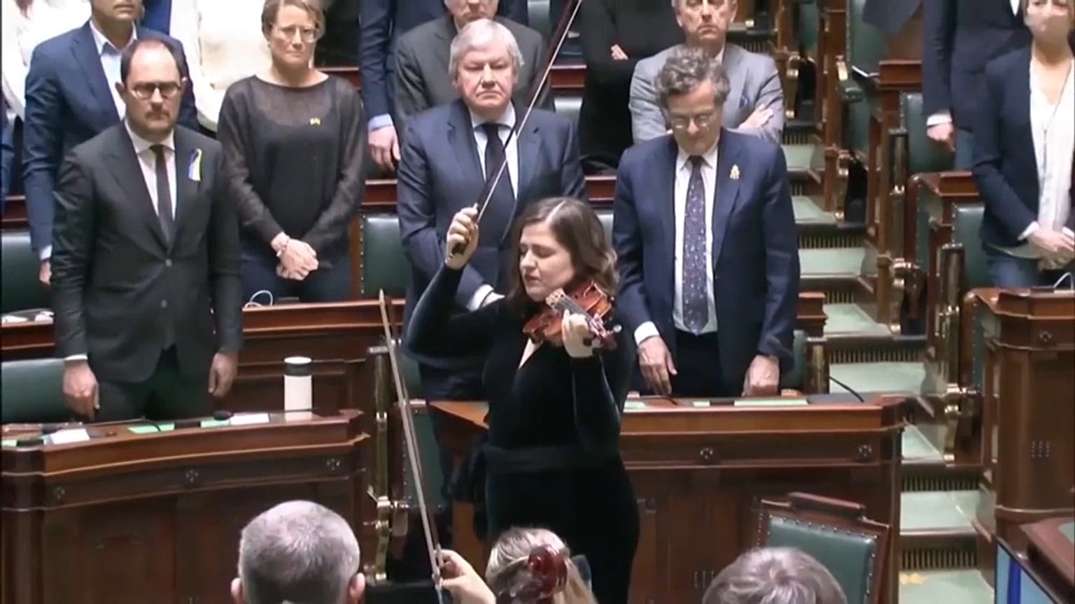This footage shows the ending of the violinist’s performance on Thursday.