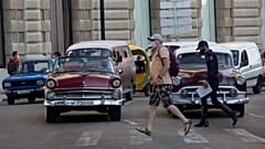 Calle de La Habana con viejos coches estadounidenses y soviéticos