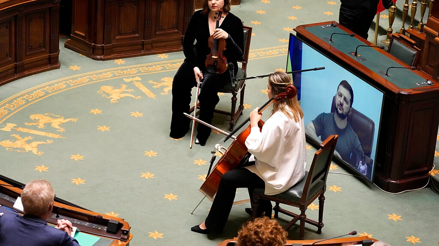 Actuación musical durante la intervención del presidente ucraniano