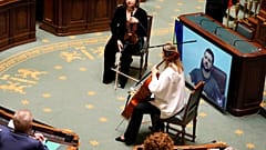 Actuación musical durante la intervención del presidente ucraniano