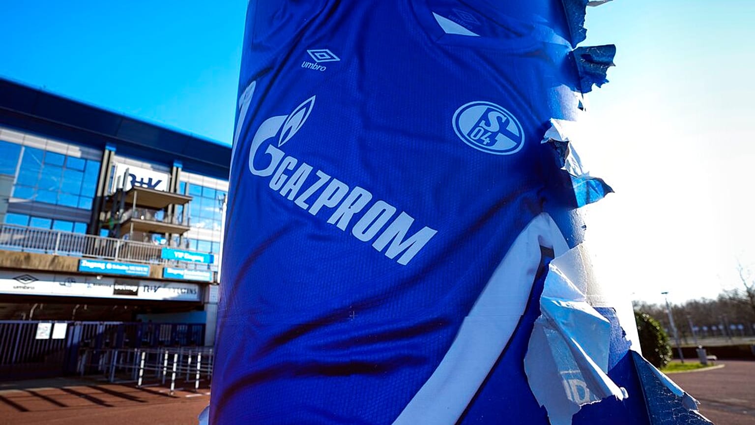 Eine zerfledderte Werbung für ein Schalke-Trikot mit dem Logo des Hauptsponsors Gazprom vor der Schalke-Arena in Gelsenkirchen, Deutschland, Montag, 28. Februar  