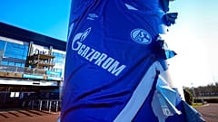 Eine zerfledderte Werbung für ein Schalke-Trikot mit dem Logo des Hauptsponsors Gazprom vor der Schalke-Arena in Gelsenkirchen, Deutschland, Montag, 28. Februar  