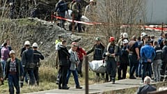 Einsatzkräfte bergen Tote nach einer Explosion im Bergwerk Sokobanja, Serbien, 01.04.2022