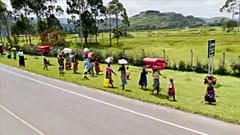 Menschen aus dem Kongo fliehen über die Grenze nach Uganda