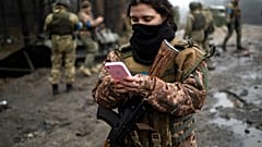 Soldatin Dasha an der Front in Kiew in der Ukraine
